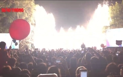 Biển người vây kín trung tâm Hà Nội xem pháo hoa màn hình LED