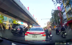 SH tạt đầu, đấm taxi giữa phố Hà Nội ngày Tết