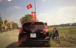 "Trẻ trâu" tạt đầu ô tô suýt bị ép ngã xuống ruộng