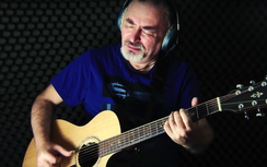 Cao thủ guitar Nga cover "Nơi này có anh" gây sốt