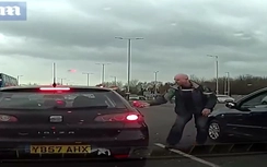 Thanh niên vứt rác ra đường bị người khác ném trả