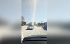 Hoảng hồn nhìn "lốc quỷ" gây náo loạn cả tuyến đường ở Trung Quốc