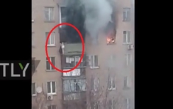 Hãi hùng người phụ nữ thoát thân từ tầng 8 ngôi nhà bốc cháy