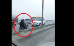 Xe máy phóng ngược chiều đối đầu ô tô trên cầu Thanh Trì