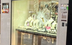 Mang búa đập kính cướp nhẫn tiền tỷ giữa phố đông người