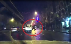 Video: Hoảng hồn thanh niên lao vào ôtô tự tử giữa phố Hà Nội