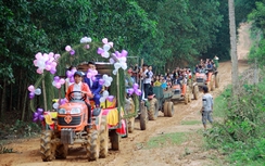 Choáng cảnh rước dâu bằng dàn máy cày ở Nghệ An