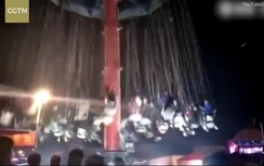 Khoảnh khắc giàn đu quay đổ sập khiến 9 người trọng thương