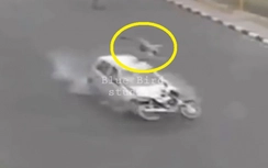 Kinh hoàng ô tô đâm người đi xe máy bay lên trời