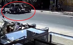 Video:Khoảnh khắc nhân viên rửa xe lùi ô tô đâm văng đôi nam nữ