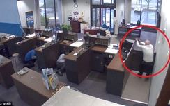 Đi cướp ngân hàng đụng cựu cảnh sát, bị bắn chết