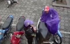 Đôi nam nữ dàn cảnh mặc áo mưa để móc cốp xe