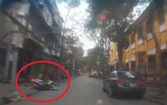Video: Mẹ xuống đường bất cẩn, xe máy đổ đè lên con nhỏ