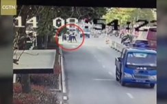 Video: Xe 3 bánh kéo bay CSGT hàng chục mét