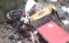 Hiện trường container rơi từ cầu Chu Va xuống suối nát vụn