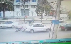 Video: Húc vào đuôi ô tô, biker văng thẳng lên nóc xe