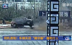 Video: Ô tô lộn nhiều vòng, nghiền nát xe đạp