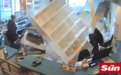 Video:Ô tô đâm sập cửa bệnh viện, nữ nhân viên thoát chết thần kỳ