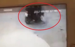 Video: Thót tim cảnh bé 3 tuổi lao ra đường bị xe đâm trúng