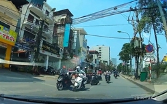 Giật túi xách bất thành, tên cướp đạp cô gái giữa phố Hà Nội