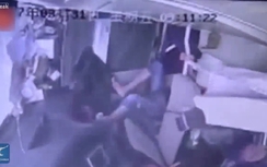 Video: Xe bus mất lái đâm gốc cây, hàng chục khách văng khỏi ghế