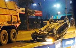 Hà Nội: Ô tô đâm dải phân cách, nằm "phơi bụng" giữa phố