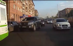 Video: Nữ tài xế sôi máu "giận cá chém thớt"