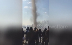 Vòi rồng 50m càn quét nghĩa trang, hàng chục người túm tụm đứng xem