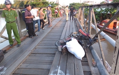 Chạy xe máy trên cầu sắt, người đàn ông rơi xuống sông mất tích