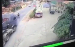 Video: Xe container cán nát xe máy lẫn người sang đường ở Sơn La