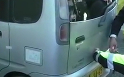 Video: Cận cảnh cảnh sát khám ôtô nghi phạm sát hại bé Nhật Linh