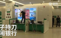 Video: Vác dao náo loạn ngân hàng vì mẹ... không cho tiền mua quần