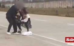 Video: Máy bay trễ chuyến vì cặp vợ chồng "choảng" nhau giữa đường băng