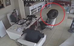 Đang ngồi họp, hai người đàn ông bị lốp ô tô văng vào đầu