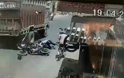 Ôtô mở cửa bất cẩn khiến hai học sinh văng vào xe tải