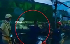 Video: Tháo mũ bảo hiểm đánh người ngay trước mặt CSGT
