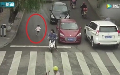 Bé 3 tuổi băng qua đường, thoát chết thần kỳ dưới gầm ôtô