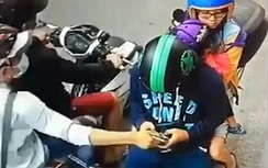 Video:Bị giật điện thoại, bố vứt cả xe lẫn hai con để đuổi cướp