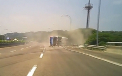 Video: Khoảnh khắc xe khách lật nhào trên đường khiến 40 người thương vong