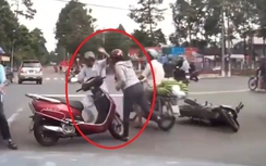 Video: Va chạm giao thông, người phụ nữ đẩy cụ ông ngã bổ nhào