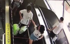 Video: Bị sàm sỡ, gái xinh lôi "yêu râu xanh" đến đồn cảnh sát