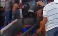 Video: Thanh long văng khắp đường, dân giúp chủ xe thu dọn