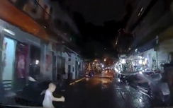 Video: Bé trai chạy cắt mặt ô tô khiến tài xế phanh "cháy" lốp