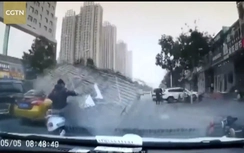 Video: Nổi gai ốc cảnh mái tôn "chém" người trong cơn bão cát