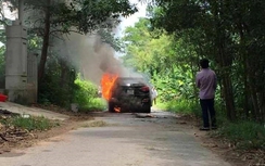 "Xế hộp" tiền tỷ cháy ngùn ngụt giữa trưa ở Quảng Trị