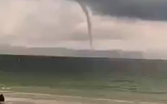 Video: Choáng cảnh vòi rồng "khủng" vùng vẫy ở biển Nha Trang