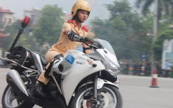 Video: Nữ học viên cảnh sát xinh đẹp biểu diễn motor phân khối lớn