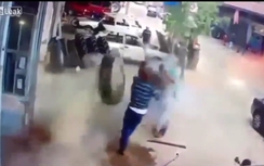 Video: Lốp xe tải đang bơm nổ như bom, văng trúng 3 người