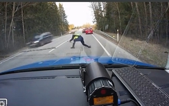 Cảnh sát Nga ném cuộn chông làm xịt lốp ô tô của tội phạm