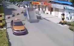 Xe tải không hạ thùng va cột giao thông đè chết người đi đường